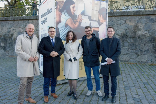 Lipavský v Praze slavnostně otevřel výstavu Ministerstva zahraničních věcí s názvem Česko pomáhá