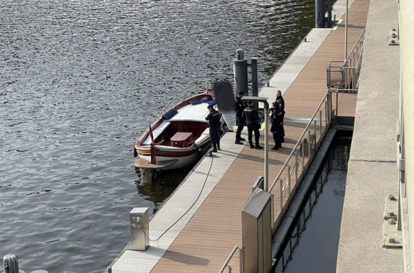 Do lodi na Vltavě někdo vyvrtal díry. Potápějící loď zachránili hasiči