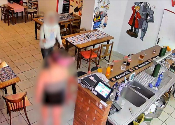 Policisté obvinili dva muže a ženu z loupeže v baru na Smíchově