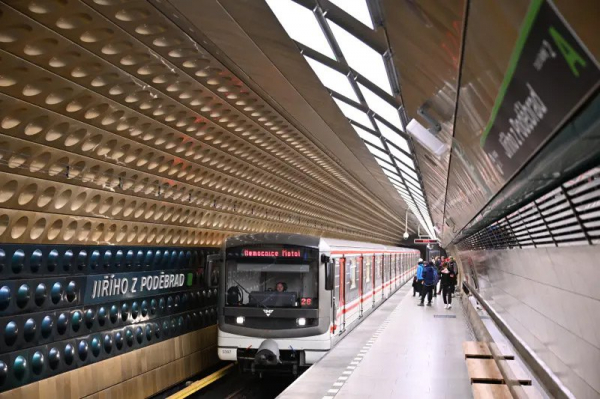 Zrekonstruovaná stanice metra Jiřího z Poděbrad opět slouží cestujícím
