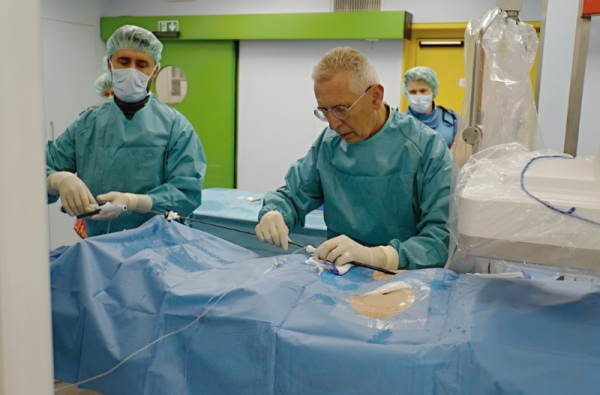 První pacient dostal na Homolce nový typ bezdrátového (Leadless) kardiostimulátoru