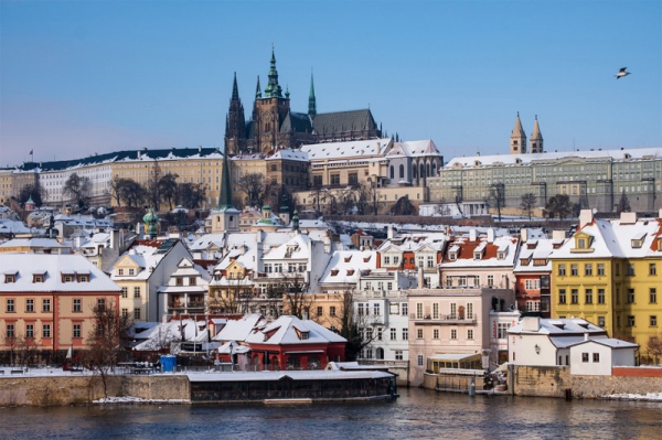 Město Praha doporučuje lidem obezřetnost kvůli nebezpečí pádu sněhu ze střech