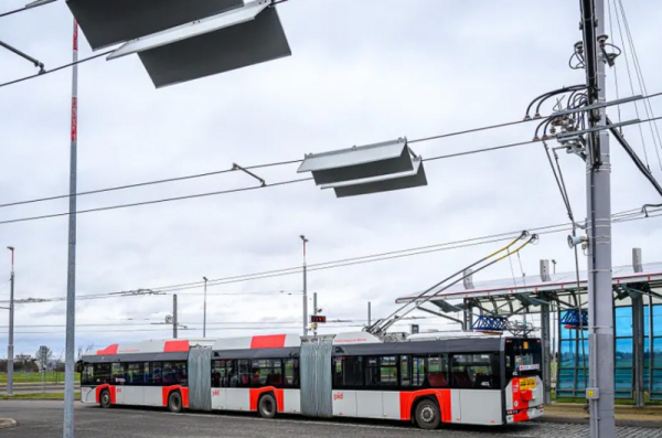 Dopravní podnik hl. m. Prahy zahájil zkušební provoz největšího trolejbusu v ČR s cestujícími