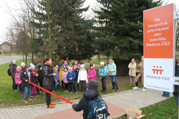 První Oranžový přechod v obci Struhařov přivítaly děti z místní ZŠ upravenou verzí amerického tradicionálu