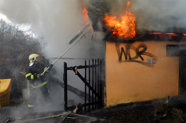 Při požáru chaty na Proseku byla poškozena i garáž a osobní automobil