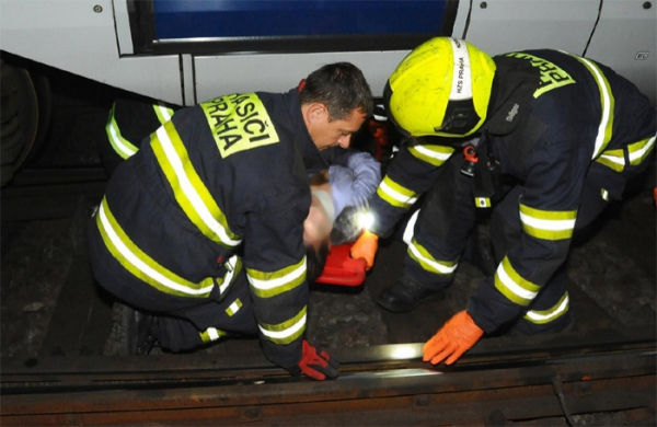Hasiči vyprostili osobu, která se střetla s vlakem v tunelu u hlavního nádraží