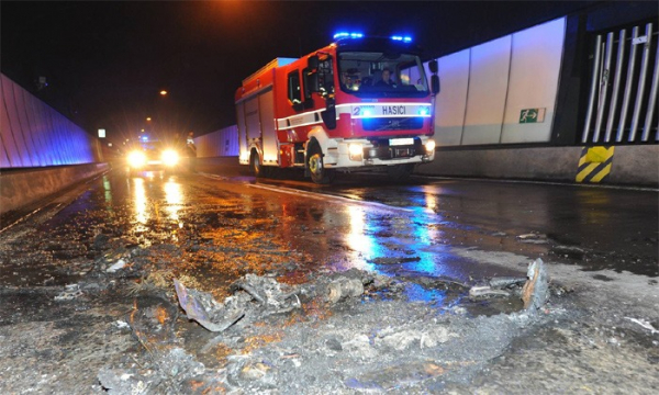 Automobil ve Strahovském tunelu zachvátily plameny
