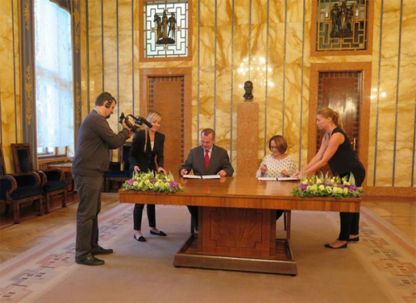 Praha podepsala Memorandum o spolupráci s Univerzitou Karlovou